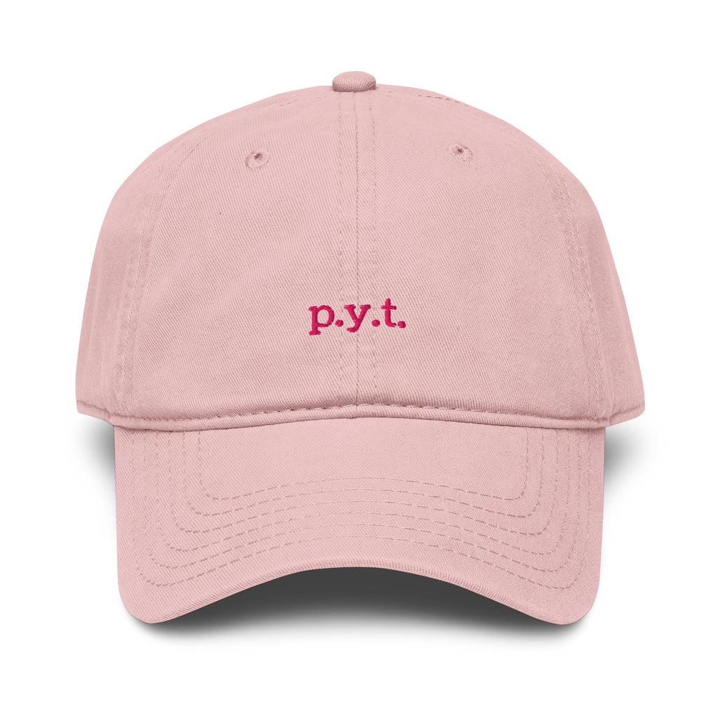 Pink cap with 'baderna' text on a white background